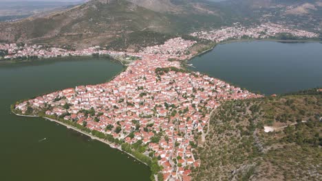 Clip-Aéreo-Sobre-Una-Montaña-Que-Gira-Alrededor-De-La-Ciudad-Y-El-Lago-De-Kastoria,-En-El-Norte-De-Grecia