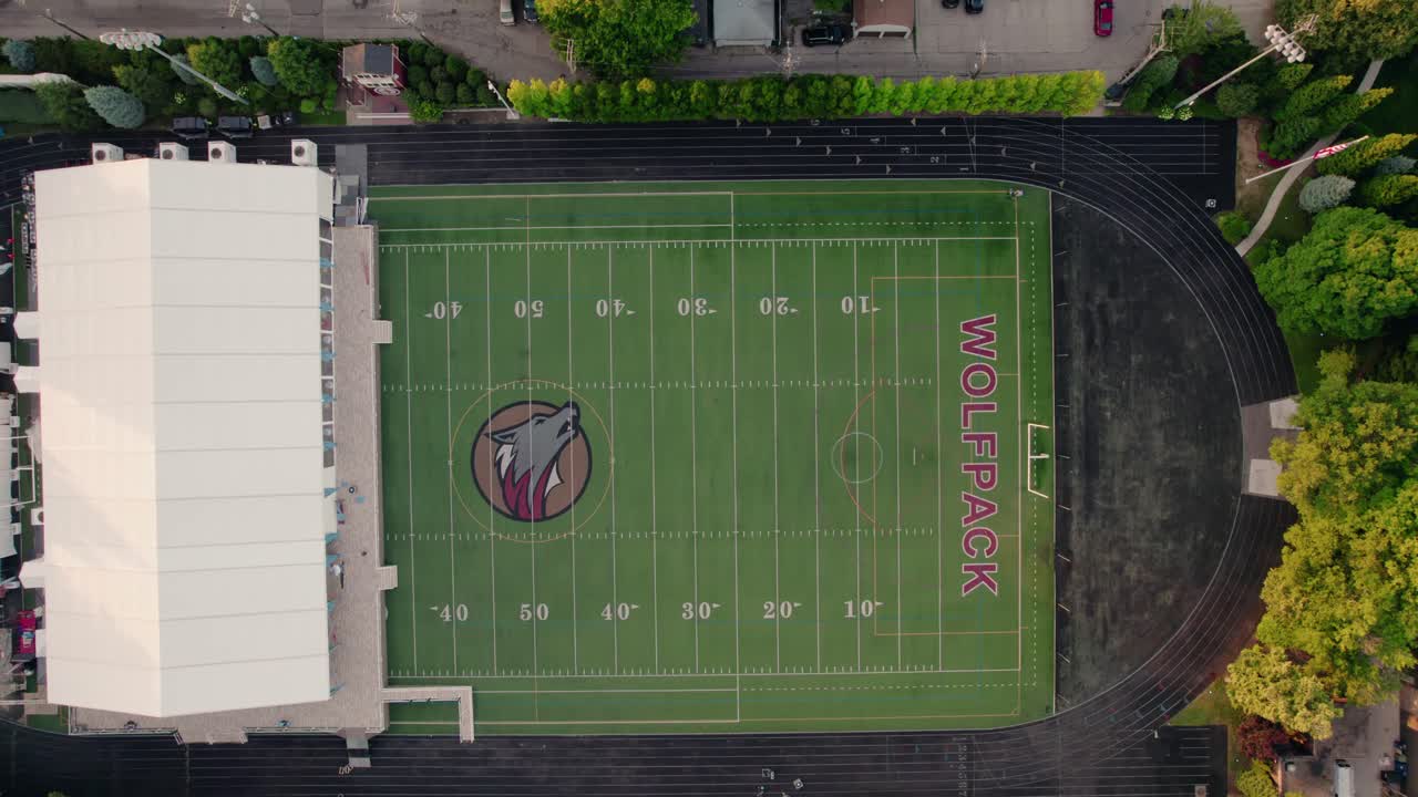 Ripresa aerea dall'alto: campo da calcio con tenda bianca improvvisata, Chicago USA