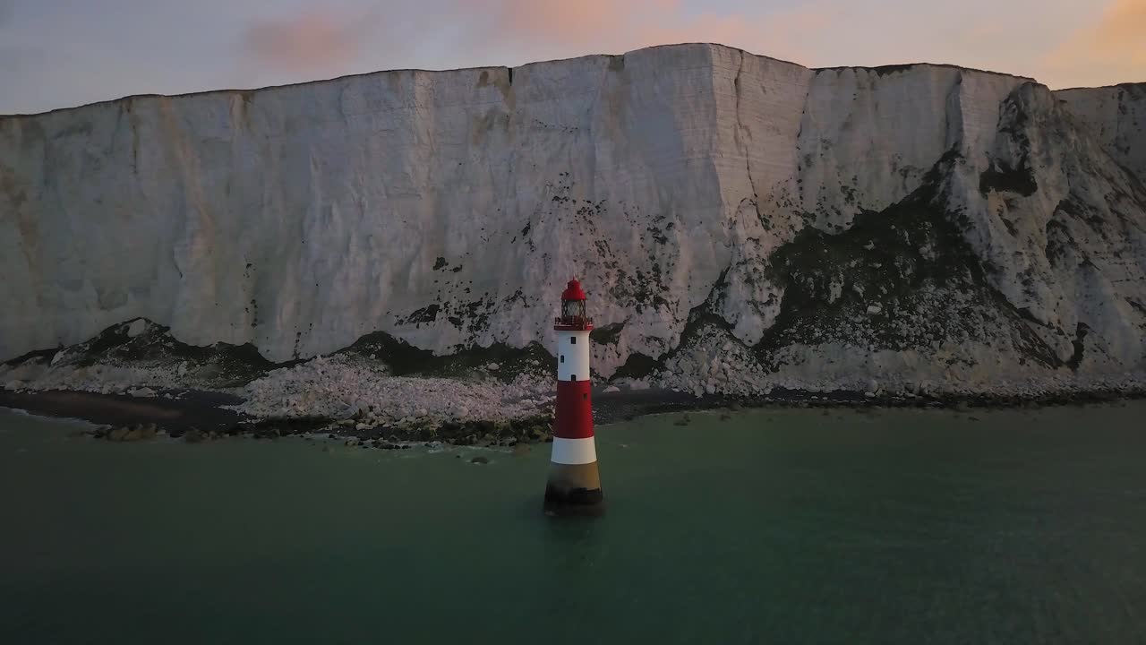 영국 이스트본(eastbourne)의 해가 뜨면 비치 헤드 등대(beachy head lighthouse)와 하얀 절벽의 공중 전망