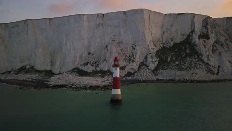 vista aérea del faro de beachy head y los acantilados blancos al amanecer eastbourne, reino unido