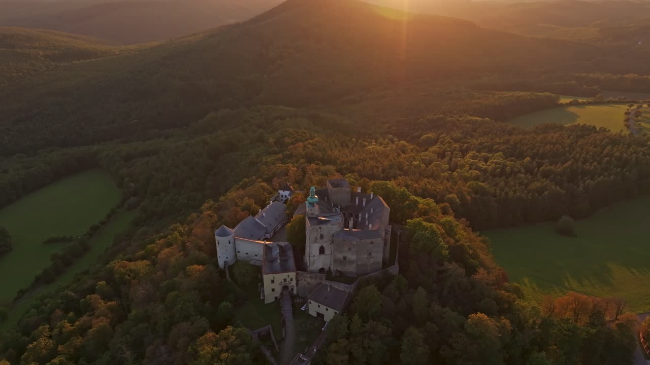 Visione aerea del Castello di Buchlov arroccato su una collina panoramica.