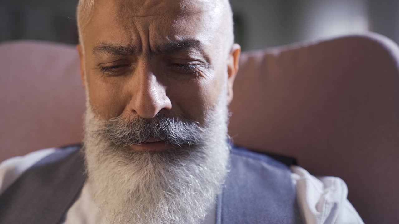 llorar. el hombre está llorando, sufriendo, emocional, soledad.