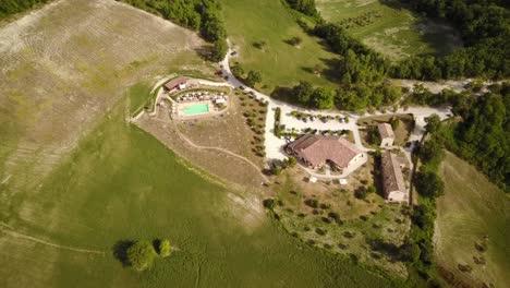 Abgeschiedenes-Schwimmbad-In-Der-Italienischen-Landschaft-Auf-Einem-Hügel