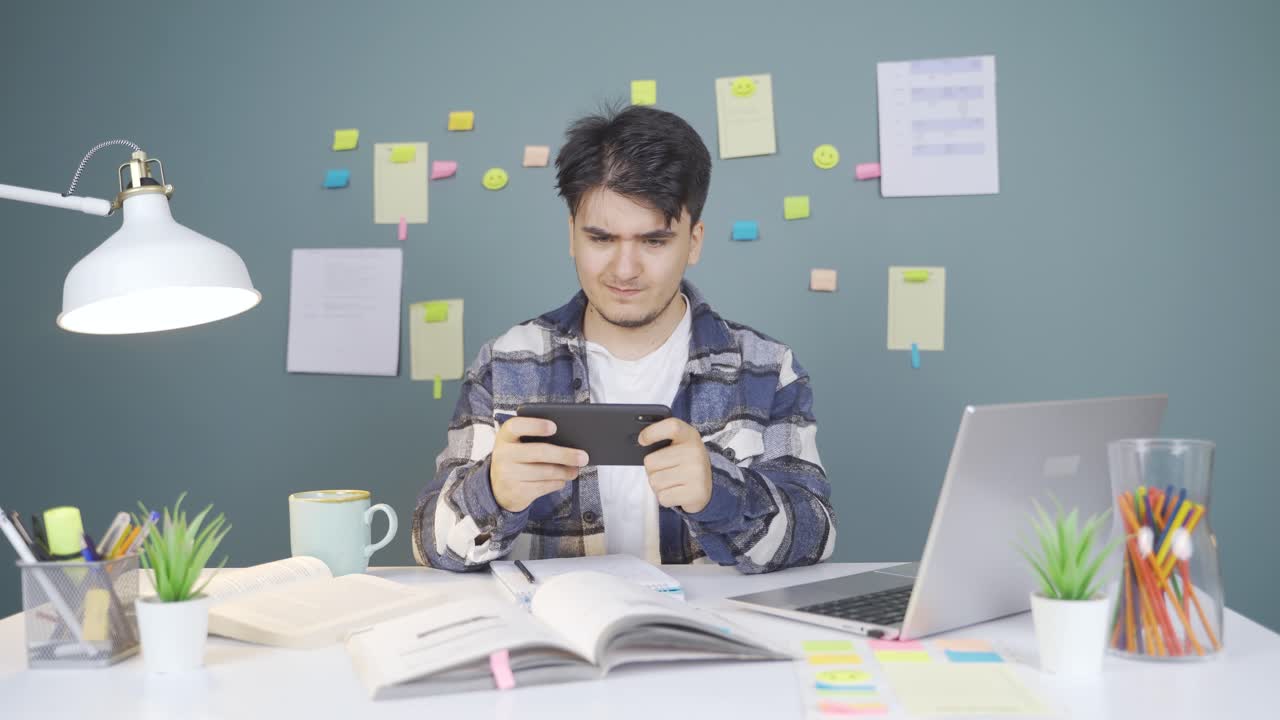 estudiante adicto al teléfono.