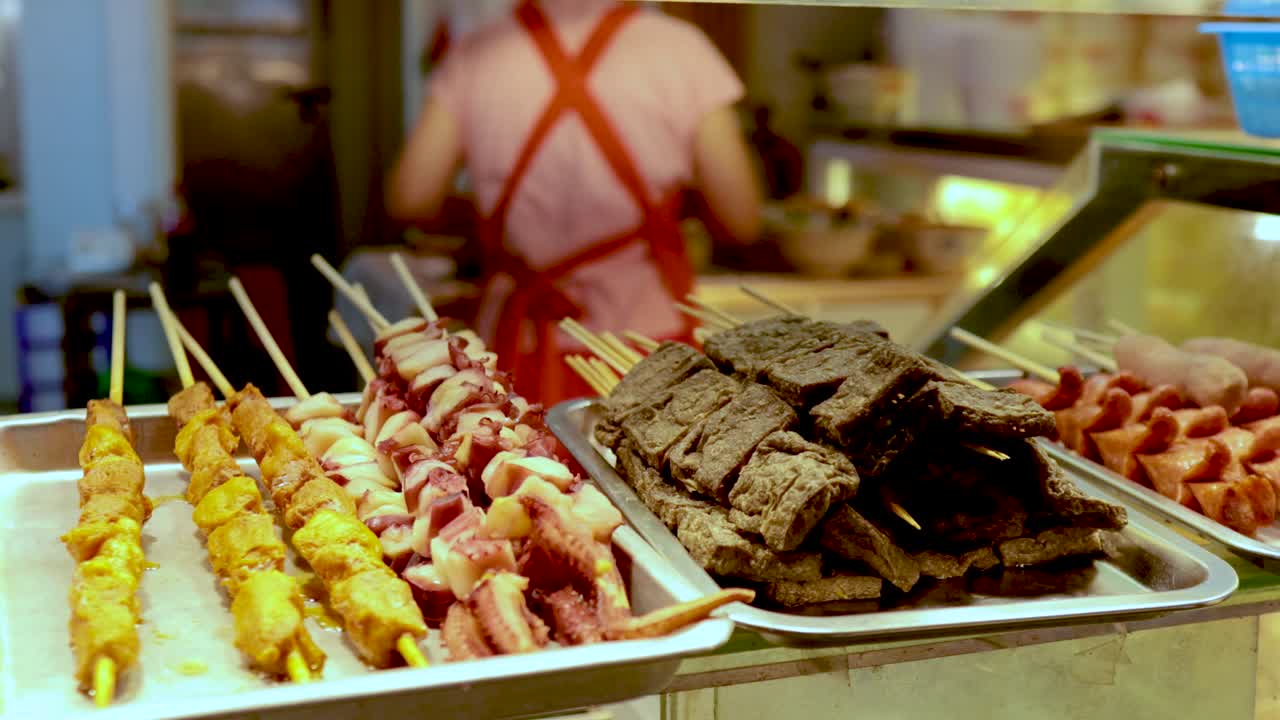 salchichas y carne a la parrilla expuestas en un puesto
