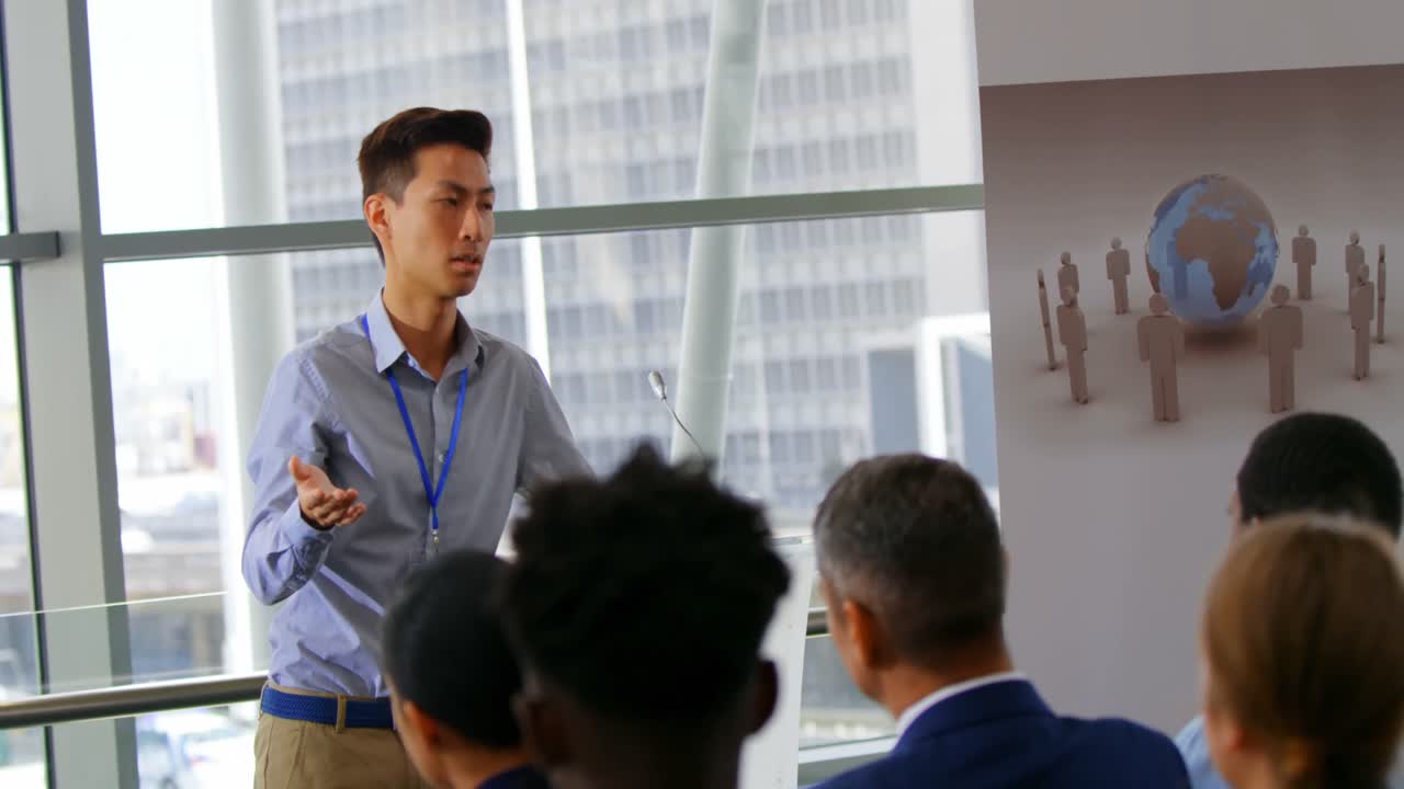 비즈니스 세미나에서 남자 연설자 4k