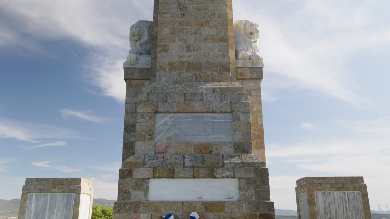 Inclinazione cinematografica verso l'alto che rivela il Memoriale di Doiran della Prima Guerra Mondiale con sculture di leoni e nomi incisi nel marmo in onore dei soldati britannici e del Commonwealth vicino al confine con la Macedonia.