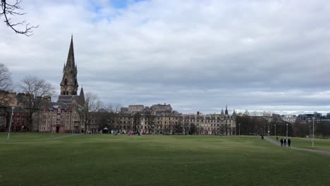 vue moyenne de bruntsfield links avec l'église barclay viewforth et le château d'édimbourg en arrière-plan, édimbourg