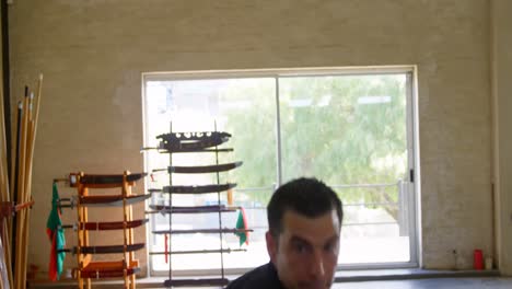 un luchador de kung fu practicando artes marciales en 4k
