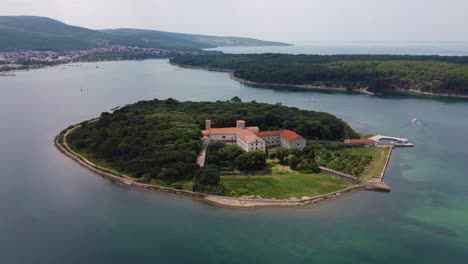 Vista-Aérea-Del-Monasterio-Franciscano-De-La-Anunciación-En-La-Isla-De-Krk-Croacia-En-Punat-Bay-Otocic-Kosljun