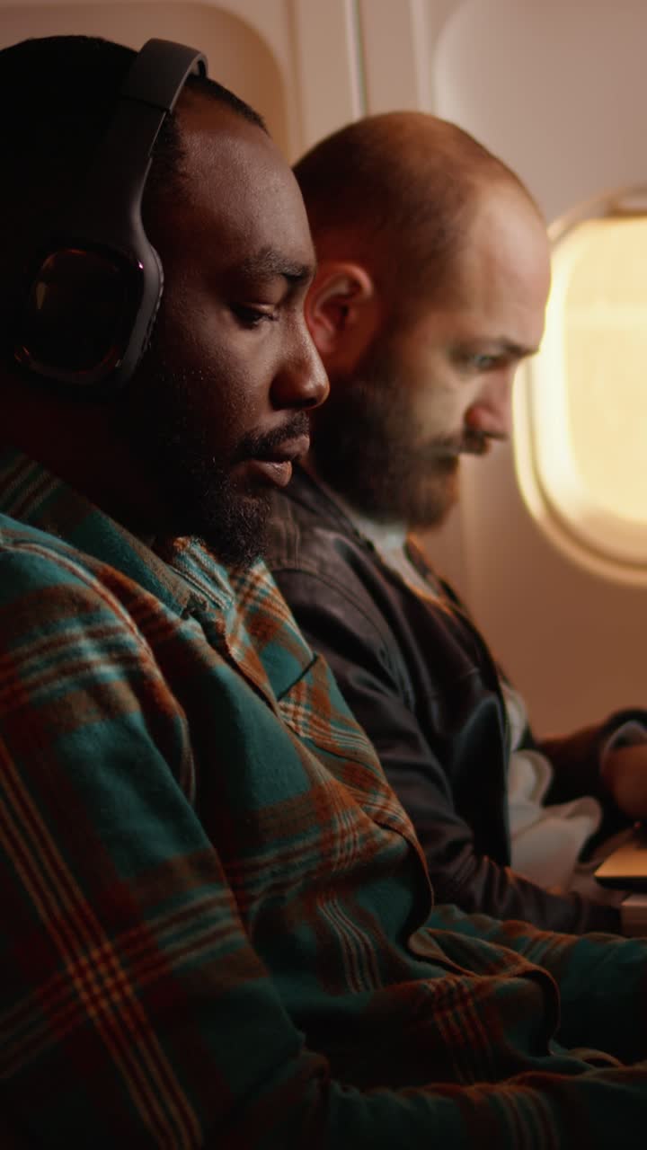 Passeggeri che viaggiano in aereo