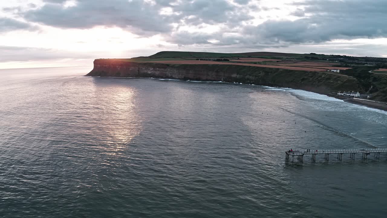 saltburn by the sea, 공중 영상, dji inspire 2 – 클립 13, 움직임: 부두 끝 주변의 시차 회전, 이른 아침