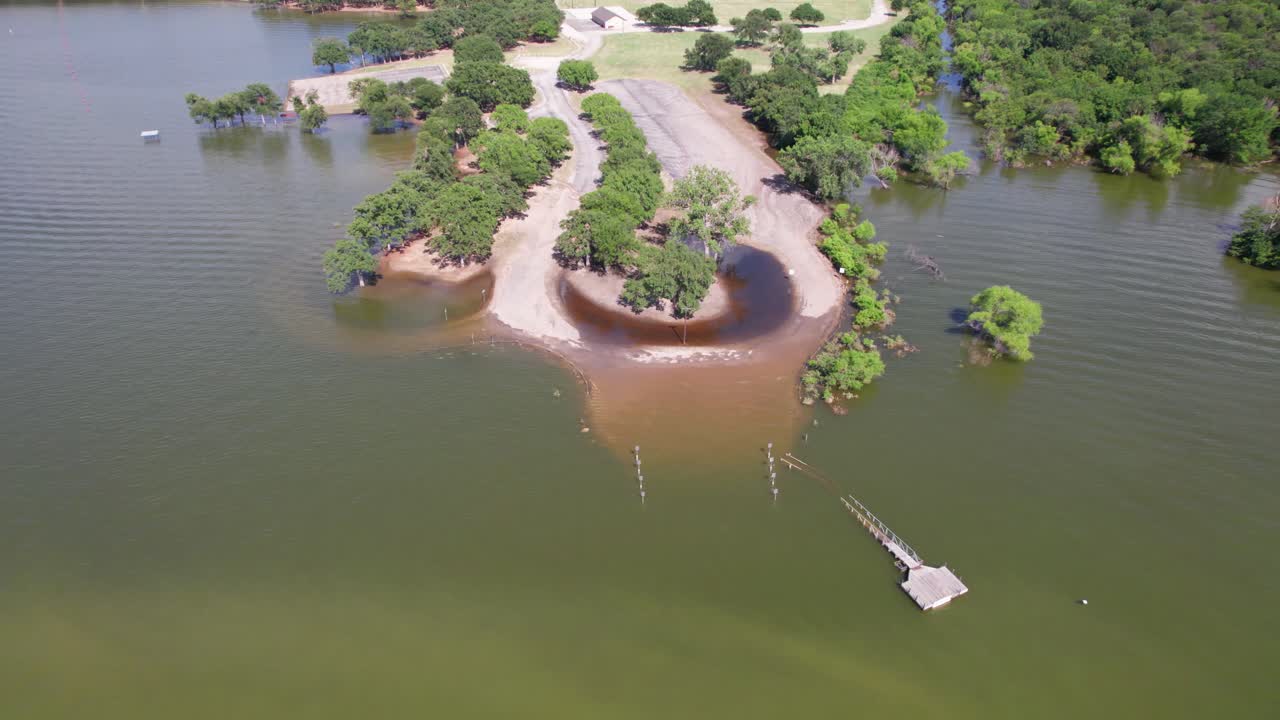 imágenes aéreas de una rampa de botes inundada en el parque copperas branch en el lago lewisville en highland village, texas.