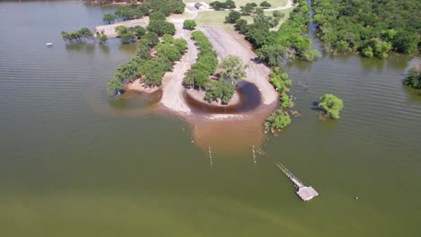 Imágenes-Aéreas-De-La-Rampa-Para-Botes-Inundada-En-El-Parque-Copperas-Branch-En-El-Lago-Lewisville-En-Highland-Village,-Texas