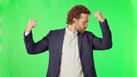 hombre de negocios, flexionando y besando los músculos en verde