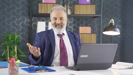 un hombre de negocios feliz y pacífico hablando a la cámara.