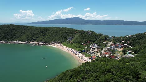 Drone-Desde-La-Playa-Mullet-En-La-Ciudad-De-Bombinhas-Santa-Catarina-Brasil---Praia-Da-Tainha