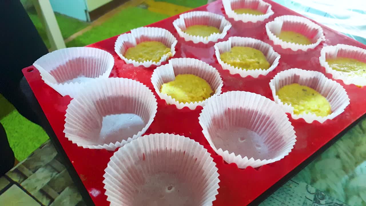Versare il composto per i cupcake e prepararsi alla cottura.
