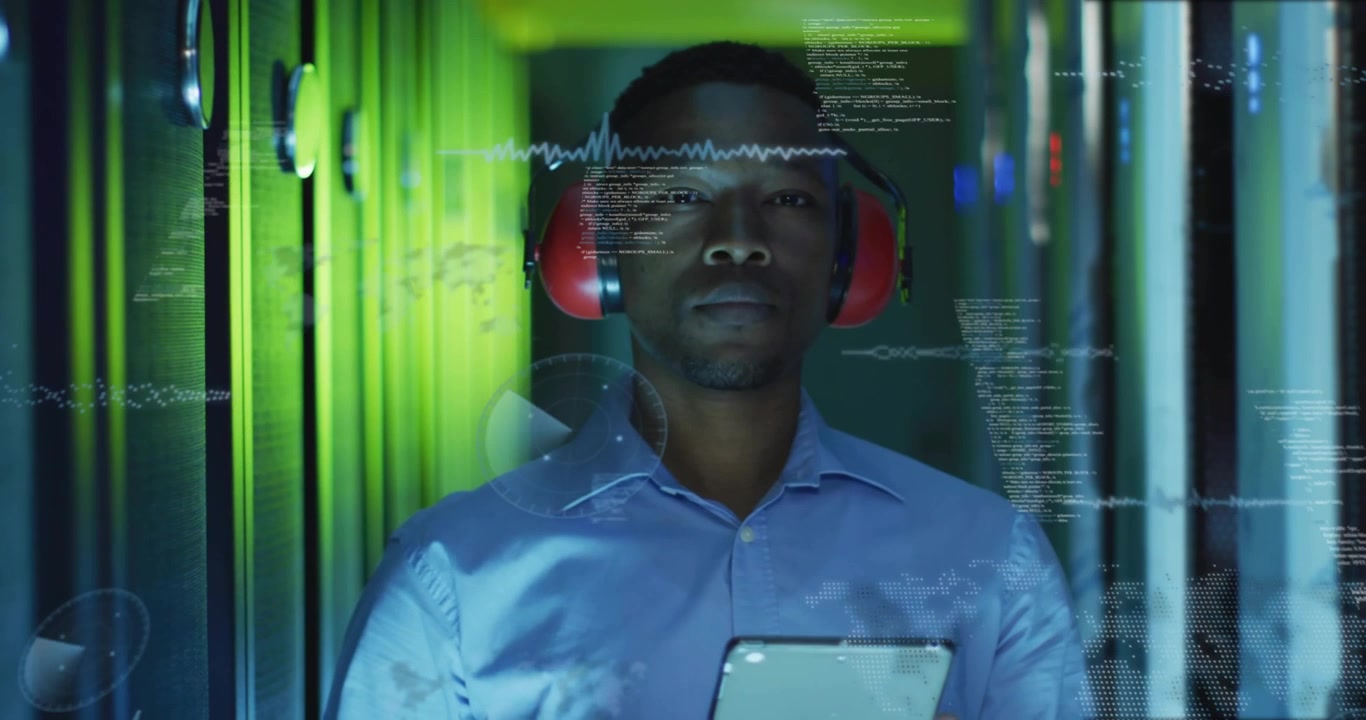 Systemtekniker står i datacentergang med tablet, synkroniserer rackdata og viser HUD-data.