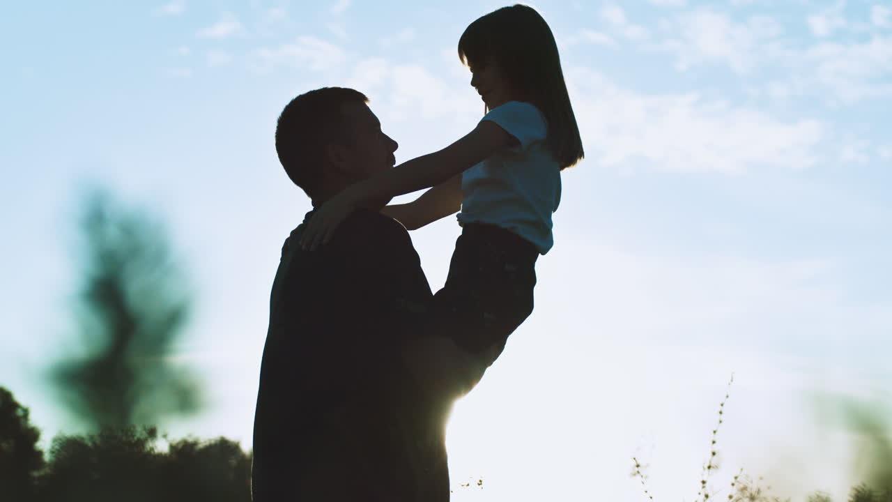 padre e hija al atardecer