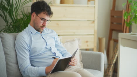 el hombre escribe asuntos de negocios urgentes.