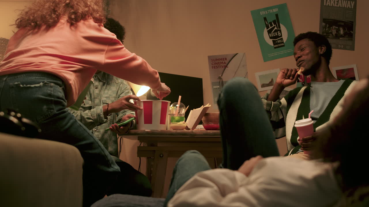 네 명의 친구가 집에서 즐거운 시간을 보내고 있다