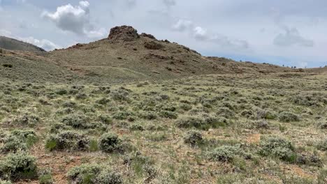 paisaje de wyoming con pincel de salvia y colinas rocosas.