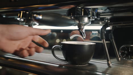 Máquina-De-Café-En-Una-Mesa-De-Madera-A-Cámara-Lenta