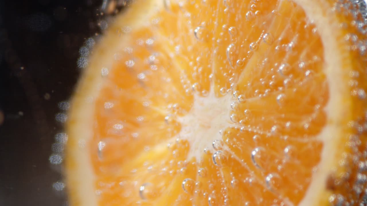 물 에 있는 성숙한 만다린 한 조각과 공기 거품.