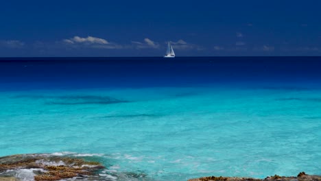 Am-Horizont-Segelt-Ein-Segelboot-über-Die-Unglaublich-Schöne-Blaue-Lagune-Des-Fakarava-Atolls-In-Französisch-Polynesien