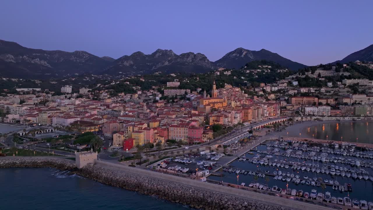 Vista aerea della storica città di Mentone illuminata dal sole mattutino, Francia