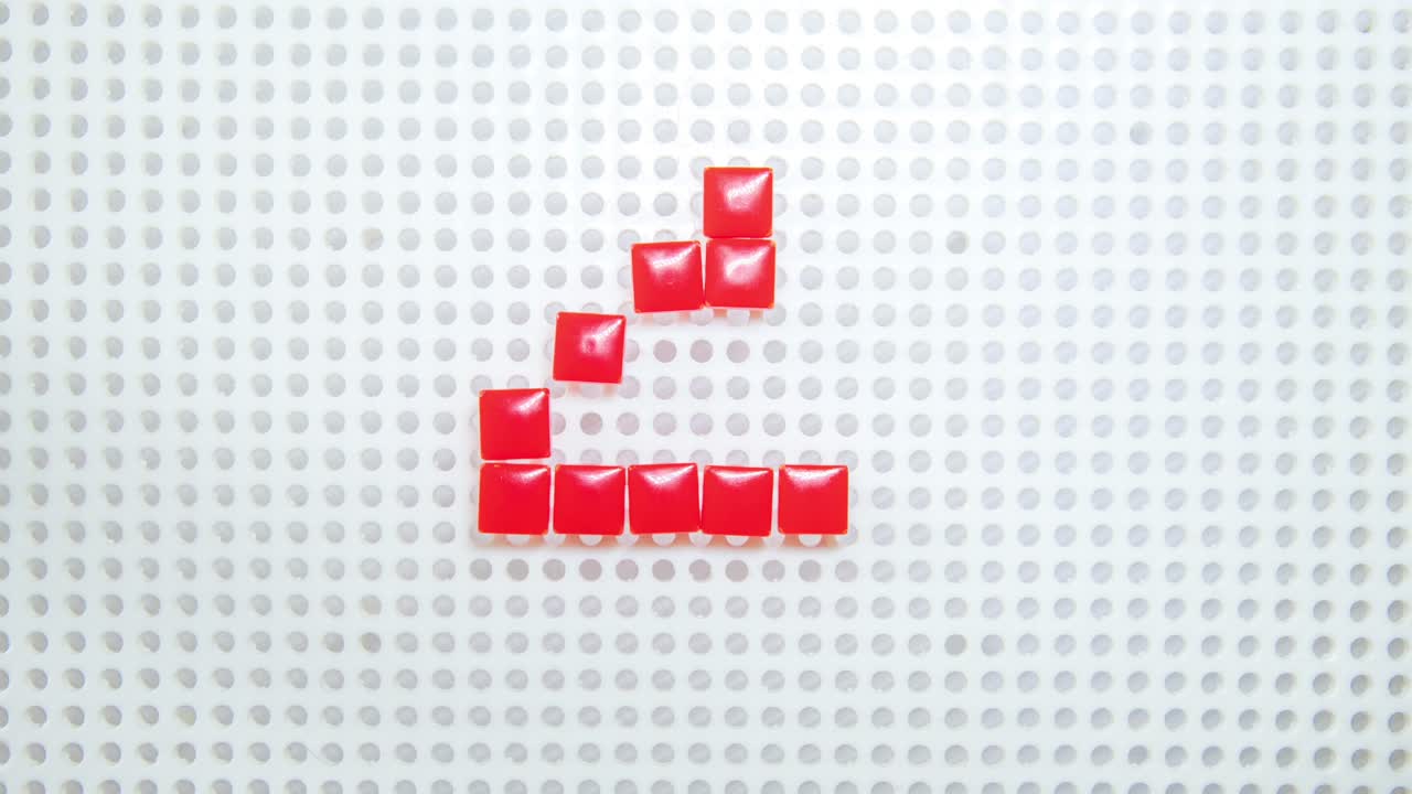 detener el movimiento del número 4 creando un píxel a la vez, hecho con juguetes para niños