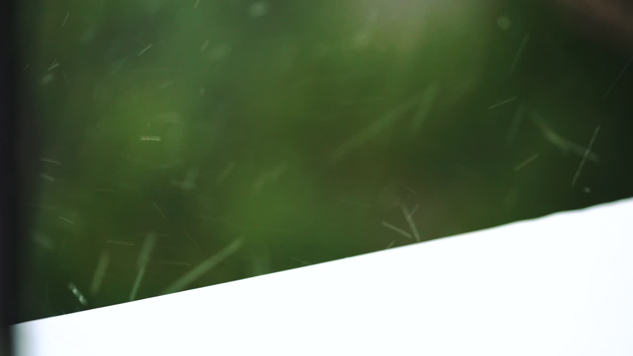 근처에서 물방울이 창문 위에 떨어집니다.