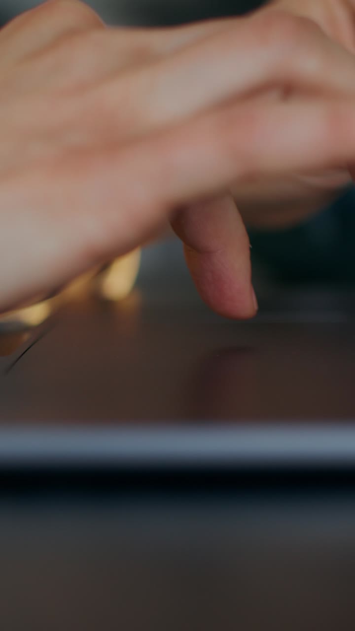 persona escribiendo en una computadora portátil