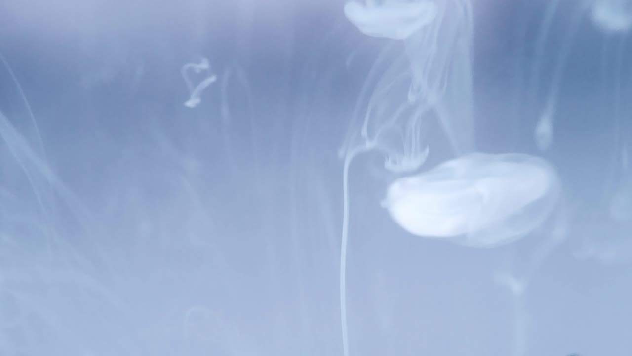 푸른 물 추상 배경 및 슬로우 모션에 흐림 밀키 액체 떨어지는 드롭을 닫습니다