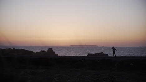 Goldener-Sonnenuntergang-Und-Silhouette-Des-Skaters-Am-Strand