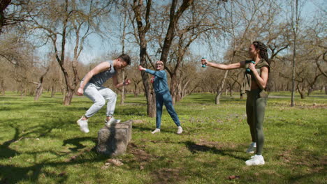 Gente-Entrenando-En-El-Bosque