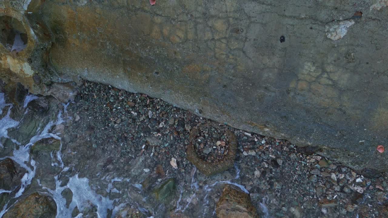 Ombak Gerak Lambat Abstrak yang Membentur Tembok Laut Kecil