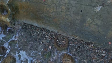 ondas abstractas en cámara lenta contra una pequeña pared marina