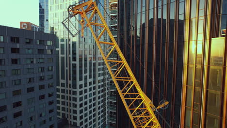 Tiro-De-Foque-De-Una-Enorme-Grúa-Amarilla-Cerca-De-La-Torre-De-Brooklyn-En-Construcción,-Nueva-York