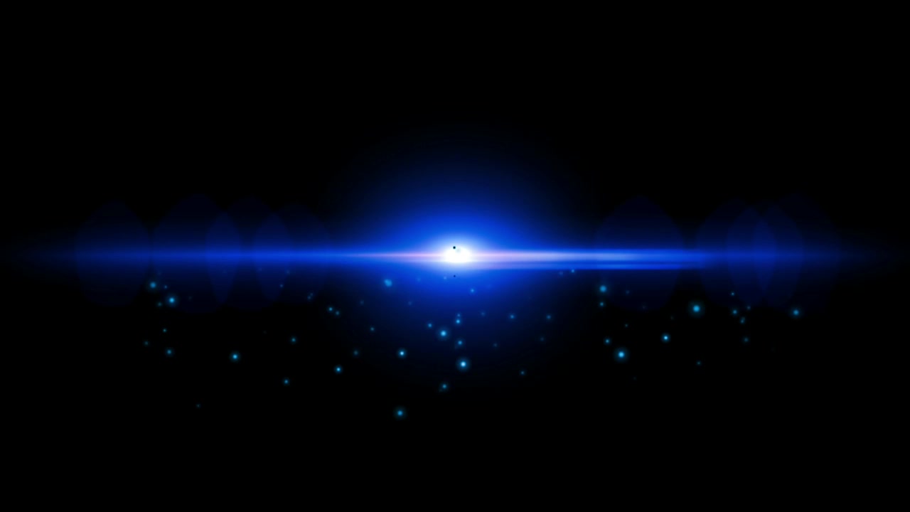 Bagliore lente realistico di luce blu isolato su sfondo nero
