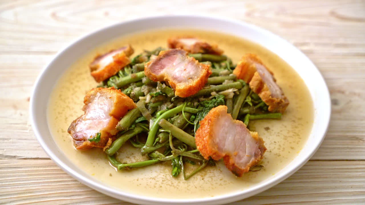 바삭한 삼겹살을 곁들인 물 미모사 볶음