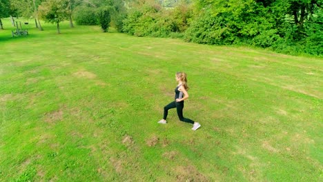 4K-Aufnahme-Von-Jungen-Schönen-Frauen,-Die-Bei-Sonnenaufgang-In-Einem-Park-Übungen-Im-Freien-Machen