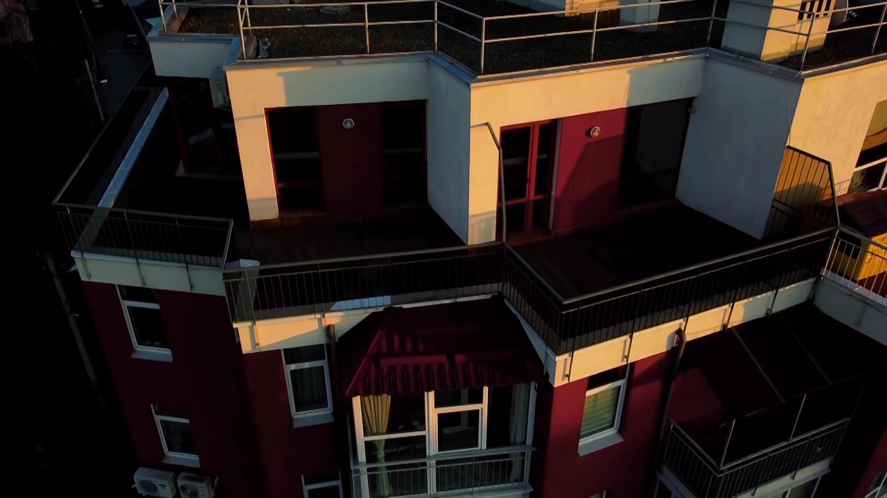 Luftfoto af en drone, der flyver over boligbygningen.