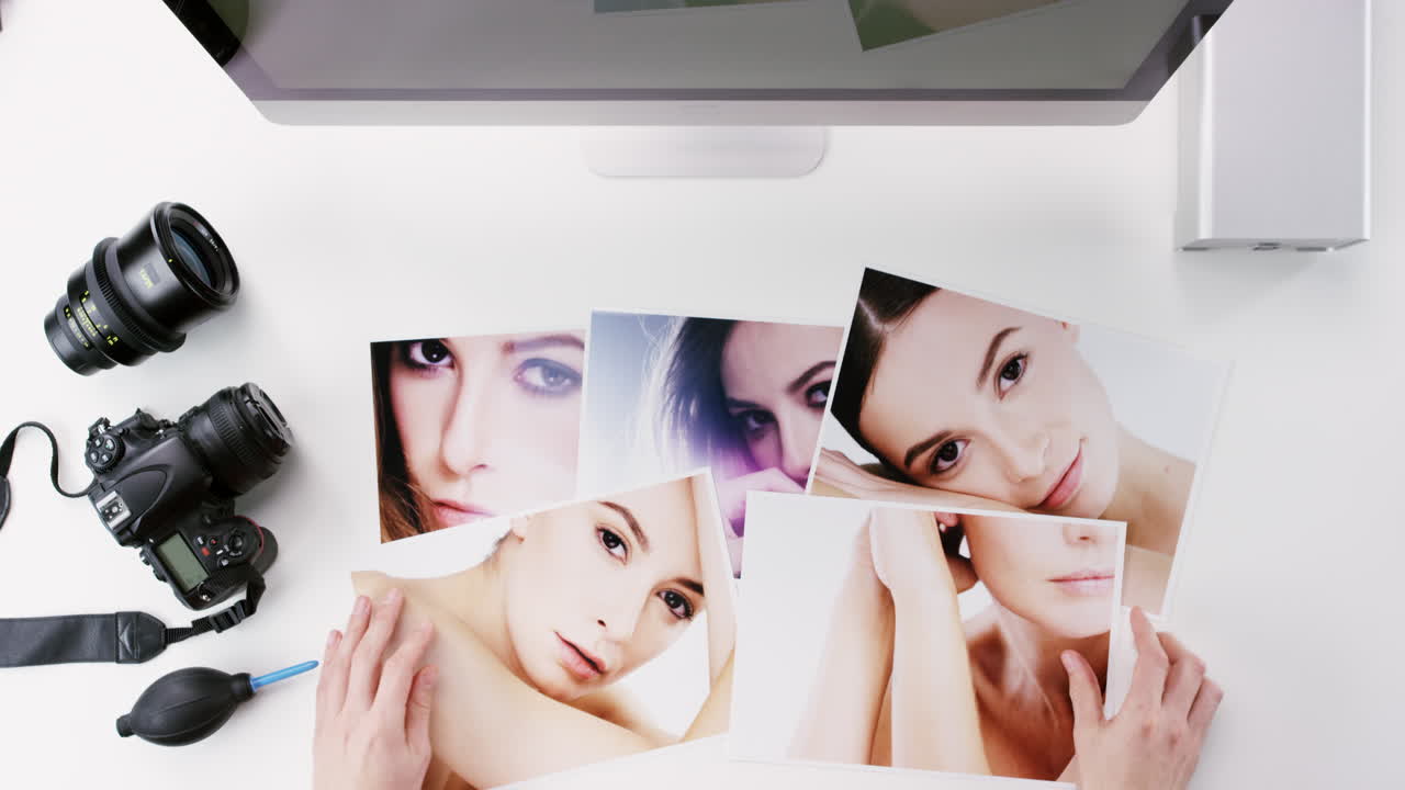 인쇄된 사진이 있는 사진작가의 작업 공간