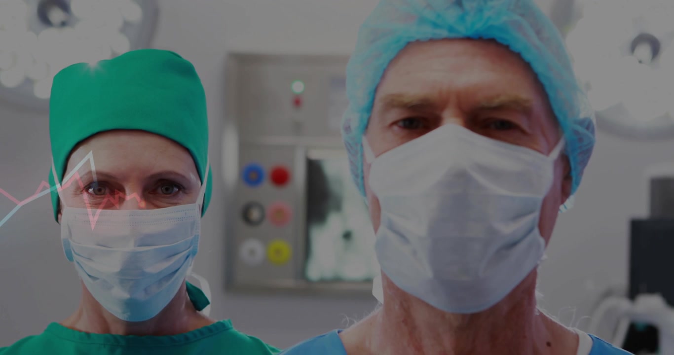 Medico uomo in piedi, assistente che sbatte le palpebre mentre un'onda ECG appare alla deriva sopra il team che prepara l'intervento chirurgico.