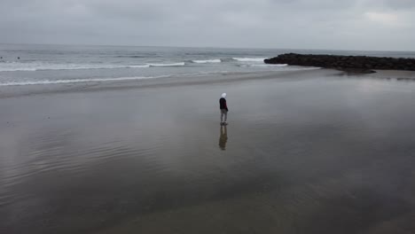 Solo-Mann,-Der-Den-Strand-Während-Eines-Wunderschönen-Sonnenaufgangs-In-Kalifornien-Erkundet