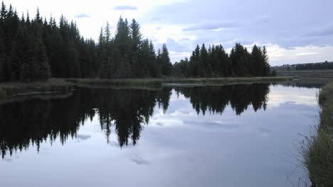 Lapso-De-Tiempo-De-Las-Nubes-Al-Amanecer-En-El-Río-Snake-En-Schwabacher-Aterrizando-En-El-Parque-Nacional-Grand-Teton-Wyoming