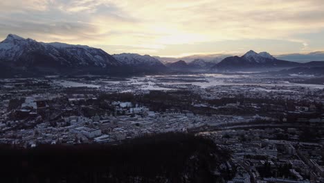 Salzburger-Stadtbild-Aus-Der-Luft,-Schneebedeckte-österreichische-Stadt-Bei-Sonnenuntergang,-Wunderbar