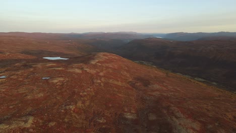 Aufsteigende-Drohnenaufnahmen-Von-Bergplateaus,-Seen-Und-Tälern-Bei-Sonnenuntergang-In-Südnorwegen